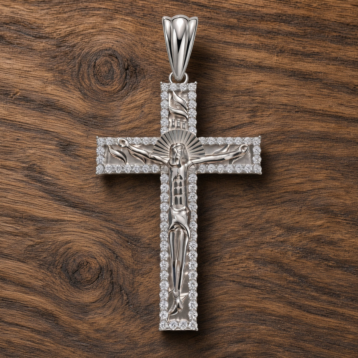 Crucifijo de Plata 925 – Elegancia y Fe en un Solo Accesorio