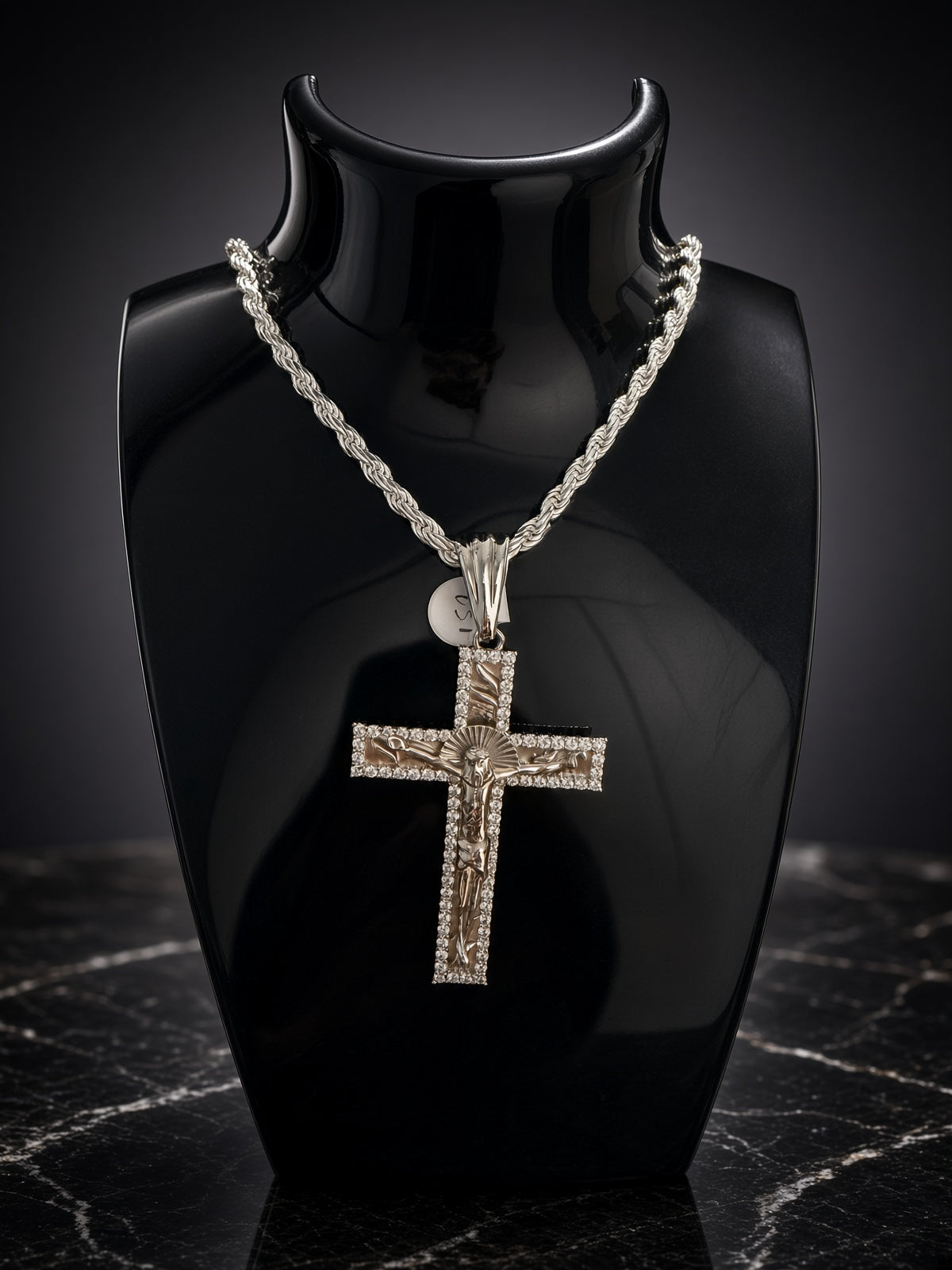 Crucifijo de Plata 925 – Elegancia y Fe en un Solo Accesorio