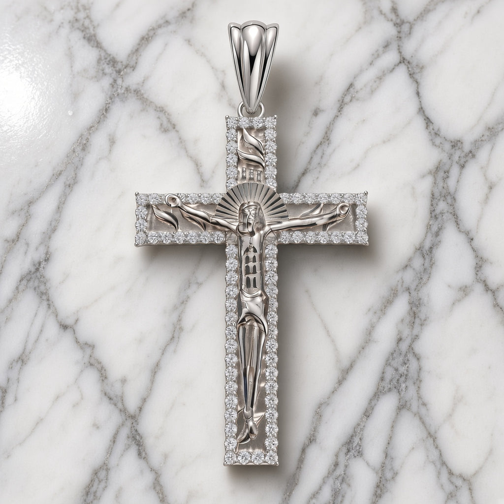 Crucifijo de Plata 925 – Elegancia y Fe en un Solo Accesorio