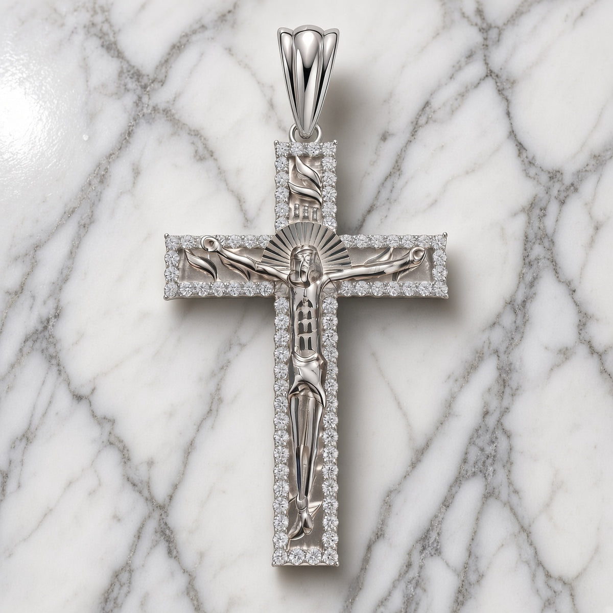 Crucifijo de Plata 925 – Elegancia y Fe en un Solo Accesorio