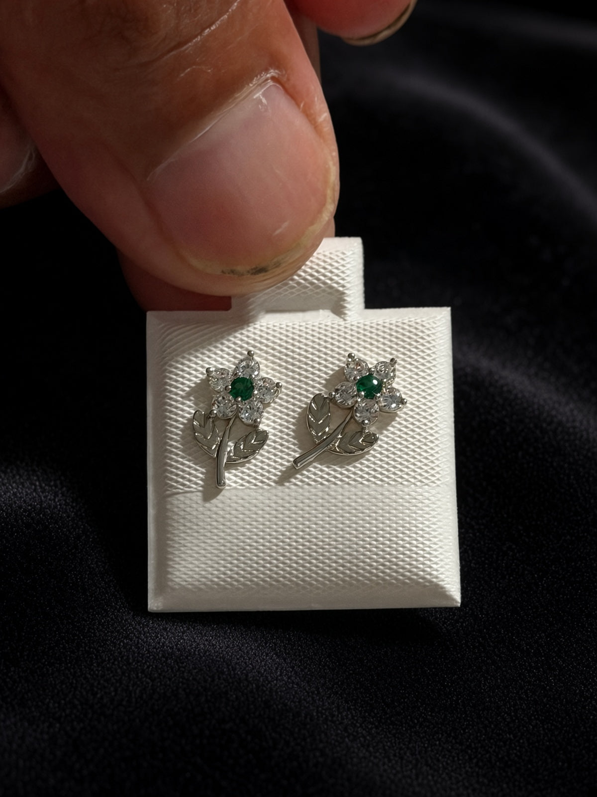 Aretes de plata 925 lleva contigo la elegancia atemporal y la frescura de la naturaleza con estos sofisticados aretes de diseño floral.